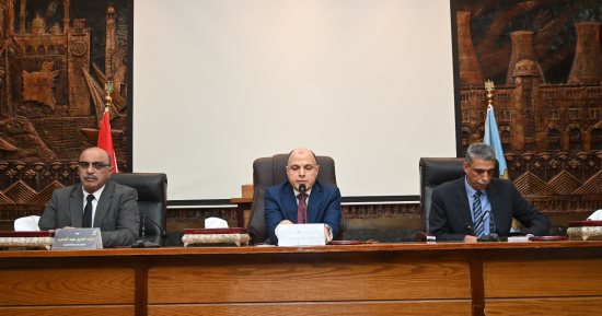 محافظ الغربية يعقد اجتماعًا موسعًا مع مديري المديريات الخدمية