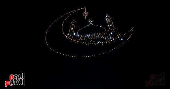من التراث إلى السماء.. المسحراتى وزينة رمضان يزينان سماء مسجد الحسين