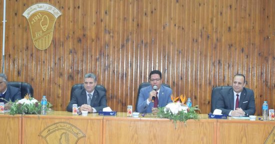 رئيس جامعة بنها يترأس مجلس كلية الزراعة ويكرم عمداء الكلية السابقين