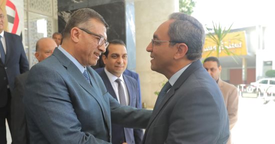 محافظ قنا الجديد يبدأ مهام عمله بمراسم تسليم وتسلم مع المحافظ السابق
