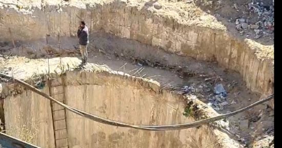 مفاجأة.. كيف سقط ميكروباص بحفرة الزاوية الحمراء رغم وجود الحواجز؟ (فيديو)