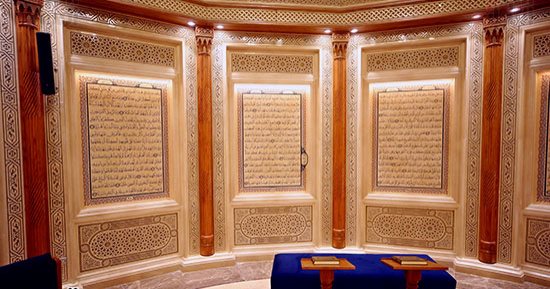 جداريات رخامية بآيات القرآن الكريم.. روائع الزخرفة الإسلامية فى مسجد العزيز الحكيم بالمقطم