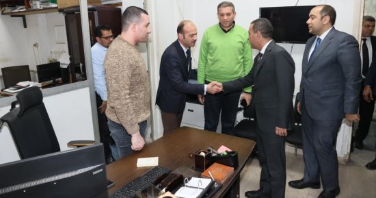 محافظ المنوفية يستمع لشكوى مواطن ويوجه بسرعة فحصها فى ضوء اللوائح والقوانين