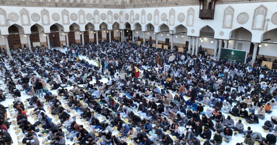 «بيت الزكاة» يوزع 10 آلاف وجبة متكاملة يوميًا على الصائمين بالجامع الأزهر