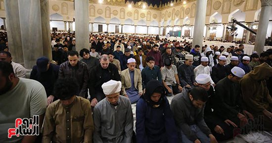 خاشعين لله.. صلاة العشاء والتراويح لثانى أيام شهر رمضان من الجامع الأزهر 