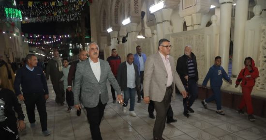 محافظ قنا يؤدى صلاة التراويح بمسجد سيدى عبدالرحيم القنائى ويكرم عمال النظافة