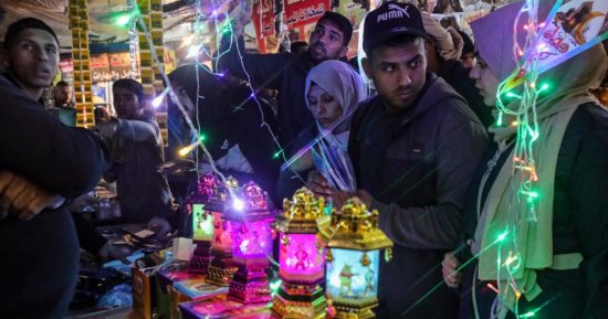 شهر رمضان فى غزة.. زينة وفوانيس وصلاة تراويح على أطلال المنازل المدمرة