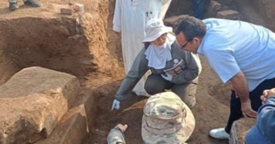 بعثة أثرية مصرية-صينية تكشف عن مبنى من الحجر الجيري يُرجّح انتماؤه لمعبد الملك أبريس