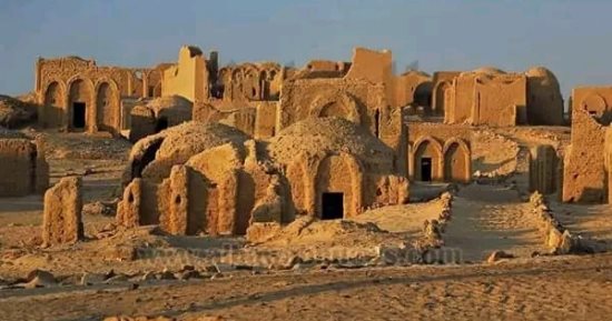 مقابر البجوات الأثرية نمط معمارى متفرد عالميا عمرها يقارب 2000 عام.. بناها الأقباط الهاربون من اضطهاد الرومان.. تحتوى على 263 مقبرة وبها مزار السلام وكنيسة الخروج وجدرانها تحكى قصص من كتاب العهد القديم.. صور