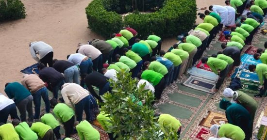 روحانيات رمضان.. التلاميذ يؤدون صلاة الظهر فى فناء إحدى مدارس بنى سويف
