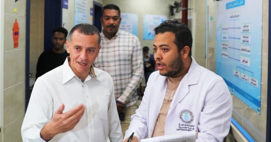 محافظ أسوان يوجه بتفعيل منظومة الصيدليات التجارية بالرعاية الصحية