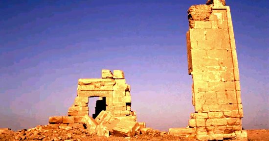 أطلال قصر الناضورة بالوادى الجديد تتحدى الزمن منذ القرن الأول الميلادى.. بُني فوق أعلى نقطة فى الواحات الخارجة واستخدمه الرومان للتعبد والحراسة ومراقبة القوافل.. والآثار تدرجه ضمن خطة ترميم المواقع الأثرية