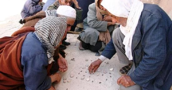 عادات تراثية ترسخ التكافل خلال شهر رمضان بمطروح أبرزها الذواقة.. ألعاب السيجا تجمع الكبار والصغار و«حلا بودي» فى مواجهة الألعاب التكنولوجية.. والجدات يغرسن القيم عند الأحفاد بسرد «الحجاوى».. صور 
