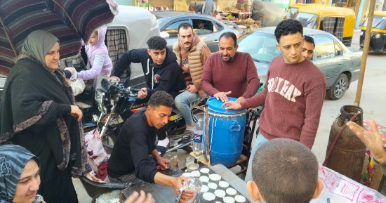 القطايف فى اليوم الأول من رمضان.. شاهدوا الزحام.. مباشر