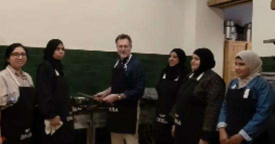 سفير كندا فى مصر يشارك فى إعداد الإفطار بأول يوم رمضان.. فيديو