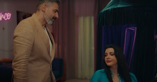 مسلسل كلهم بيحبوا مودى الحلقة 2.. ميرفت أمين تفضل كلاب الساحل ومودى يشعر بالإحباط بعد فشل إعادة الأصول.. حامد يقدم حلولا للحصول على قرض.. وياسر جلال يسعى لاقتراض 300 مليون دولار والنفقات تؤدى لإفلاسه