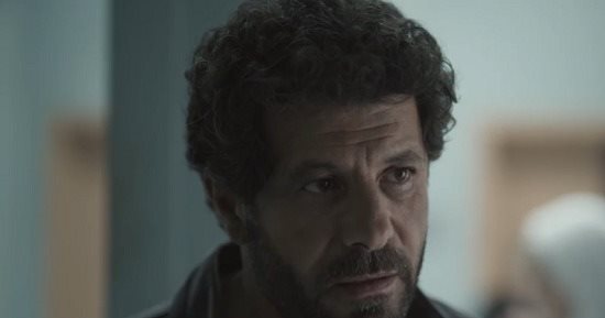 إياد نصار يحاول إيجاد حل لرؤية بناته فى مسلسل صحاب الأرض الحلقة 2