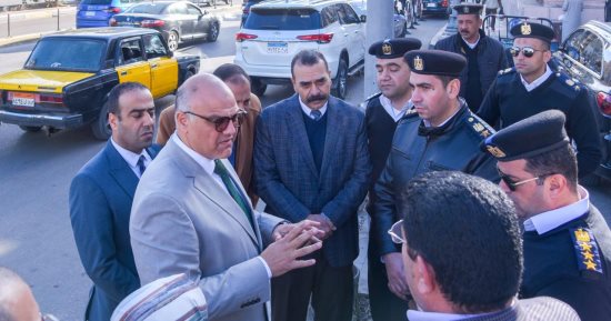 محافظ الإسكندرية يتابع سيولة حركة المرور ويوجه بتكثيف الرقابة لضبط الأسعار