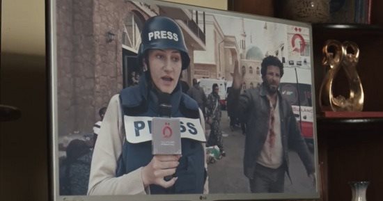 تارا عبود تطمئن على والدها من خلال قناة القاهرة الإخبارية فى مسلسل صحاب الأرض