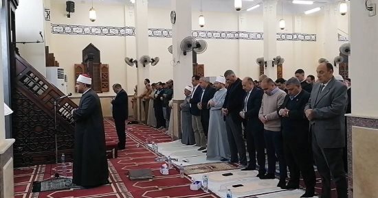 محافظ جنوب سيناء يؤدى صلاة التراويح وسط أجواء إيمانية عامرة بمساجد المحافظة