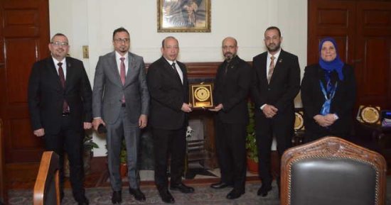 عميد طب قصر العيني يستقبل رئيس جامعة العين العراقية لبحث طلب التوأمة