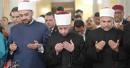 وزير الأوقاف يؤدى صلاة التراويح فى أول ليلة من رمضان بمسجد الإمام الحسين