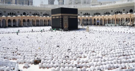 الحجاج يودّعون أيام الحج بالطواف والدعاء في رحاب المسجد الحرام