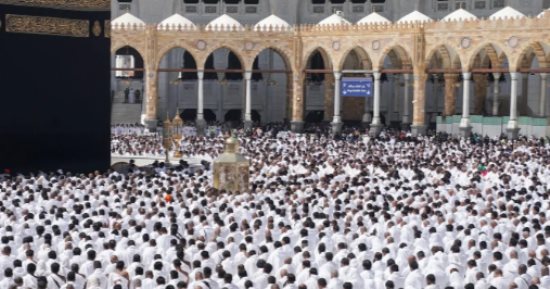 أكثر من 488 ألف مستفيد من خدمة التحلل من النسك بالمسجد الحرام خلال شهر رمضان
