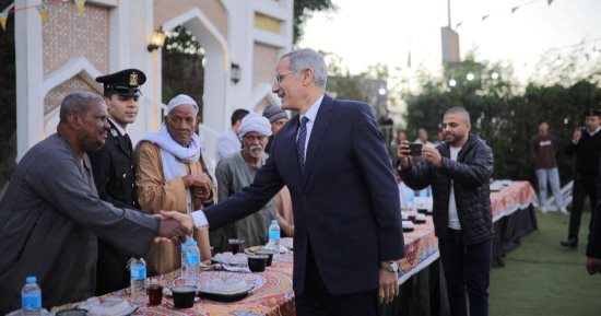 مديرية أمن الأقصر تنظم مائدة إفطار يوميا للأهالى تحت شعار كلنا واحد.. صور