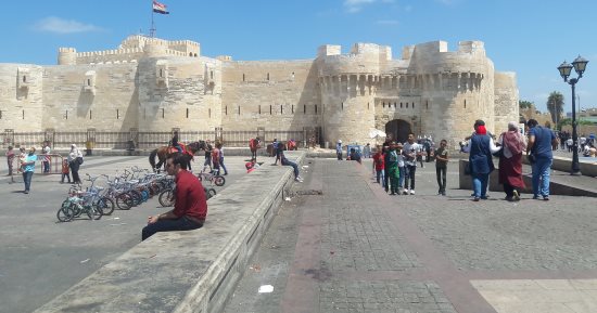 راكيت ورمل وكورنيش.. شاهد كيف يقضى الإسكندرانية نهار رمضان