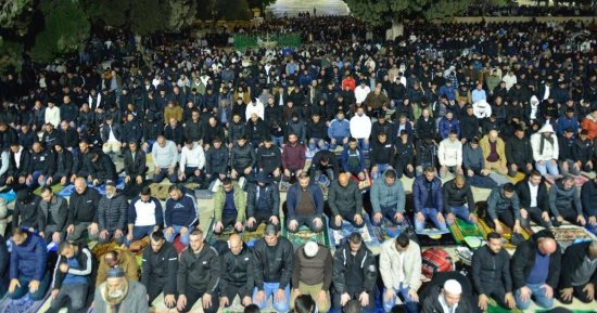 60 ألف مصلٍ يؤدون صلاتى العشاء والتراويح فى المسجد الأقصى