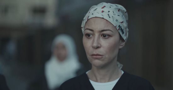 فزع رغد بخبر حملها بسبب الأوضاع فى غزة وسلمى تهدئها فى صحاب الأرض الحلقة 3