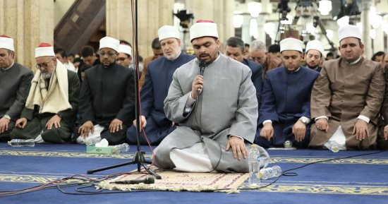الأزهر يقدِّم طالب بكلية الطب كأول طالب جامعى يؤم المصلين فى الجامع الأزهر.. صور
