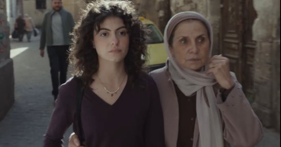 اعتداء شاب إسرائيلى على تارا عبود وصاحبها ينقذها فى صحاب الأرض الحلقة 3