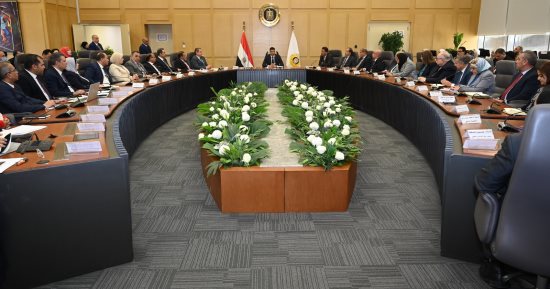 خالد هاشم يجتمع بقيادات وزارة الصناعة لوضع خطة لسير العمل