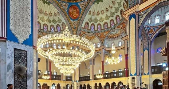 إبداع هندسى استغرق 50 عامًا.. أول خطبة جمعة في مسجد الرحمن بالمظلات..فيديو