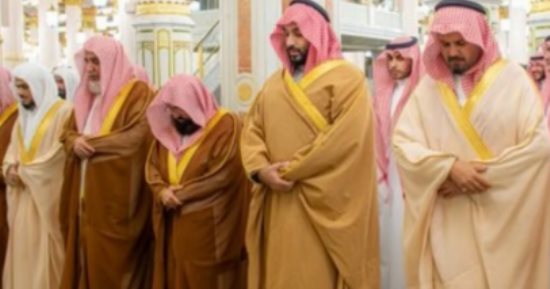 ولى العهد السعودى يزور المسجد النبوى ويؤدى الصلاة فى الروضة الشريفة