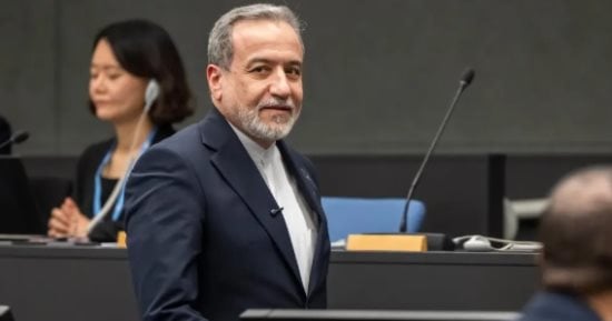 وزير الخارجية الإيرانى يتوجه إلى سلطنة عمان لبحث تطورات مضيق هرمز 