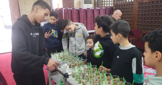 اتجمعوا على حب الخير.. أطفال بنها يتسابقون لتجهيز الحليب بالتمر لإفطار الصائمين.. صور