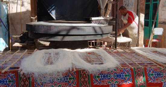 سر الطعم اللي مكمل 50 سنة.. صناعة الكنافة الآلي عند بيت عبد المتعال بقنا.. مباشر