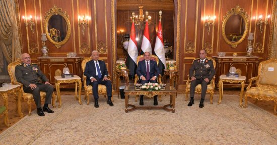 الرئيس السيسى يشهد تكريم الفريق أول عبد المجيد صقر.. الرئيس يمنح وزير الدفاع السابق نوط الجمهورية من الطبقة الأولى.. ويصدق على تعيينه مساعدا للرئيس.. ويفطر مع قادة الجيش.. ويؤكد: قوة الوطن فى تلاحم مؤسساته