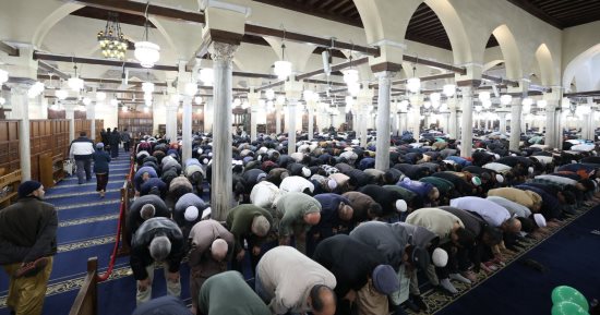 آلاف المصلين بالجامع الأزهر يحيون رابع ليالى رمضان بصلاتى العشاء والتراويح