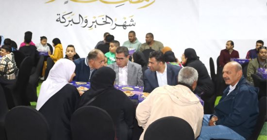 محافظ السويس والقيادات التنفيذية يشاركون الصائمين من أبناء السويس إفطار رمضان