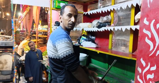 أساسى فى السحور.. شوف أشهر بائع فول بكوم أمبو.. فيديو وصور