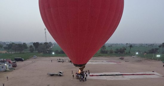 تحليق 95 رحلة بالون طائر على متنها 2250 سائح في سماء غرب الأقصر.. صور