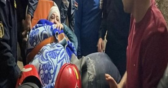 في استجابة إنسانية عاجلة.. أمن الغربية ينقذ سيدة عاجزة عن الحركة.. صور
