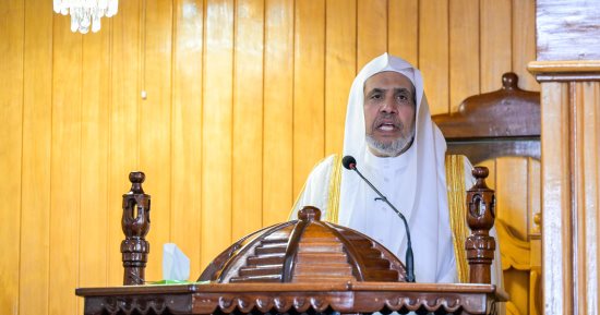 د.العيسى يخطب ويؤمّ المصلين في الجامع الكبير في رواندا