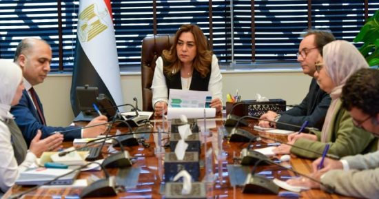 وزيرة البيئة: وضع عقوبات رادعة للحد من استخدام الأكياس البلاستيكية