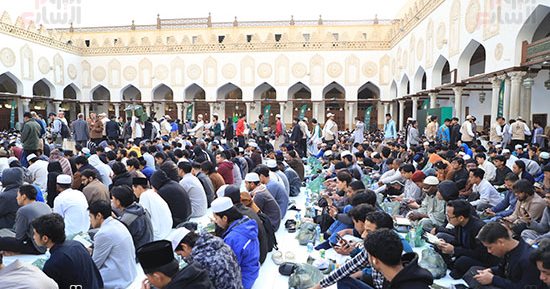 روح واحدة وألسنة متعددة.. إفطار طلاب العالم في ساحة الأزهر