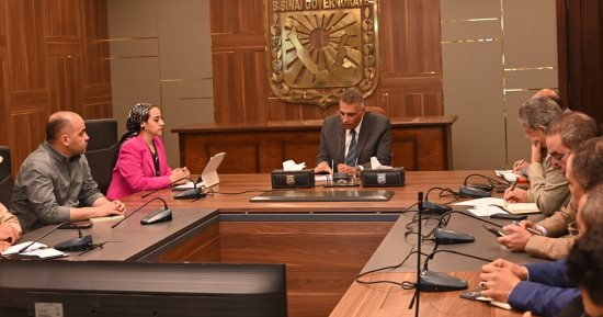 محافظ جنوب سيناء يعقد اجتماعًا موسعًا لبحث استعدادات العيد القومي